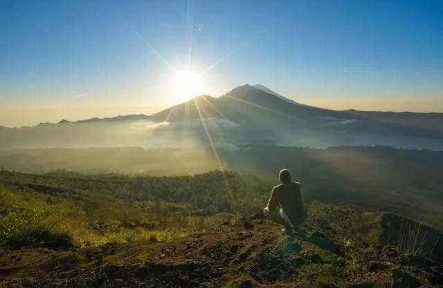 Canadese man wordt uit Bali gedeporteerd voor het naaktdans op de vulkaan