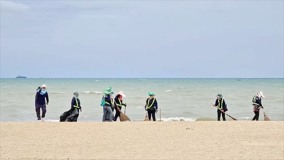 De stranden van Pattaya zijn overspoeld met afval dat door de storm naar de kust wordt gedreven