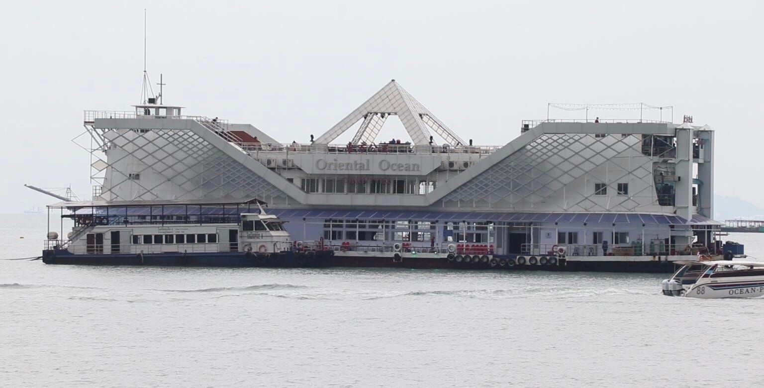 🎥 | Marine van Pattaya overweegt om drijvende restaurants in de baai van Pattaya, de jetskidiensten en parasailing, toe te staan hun werkzaamheden te ontplooien