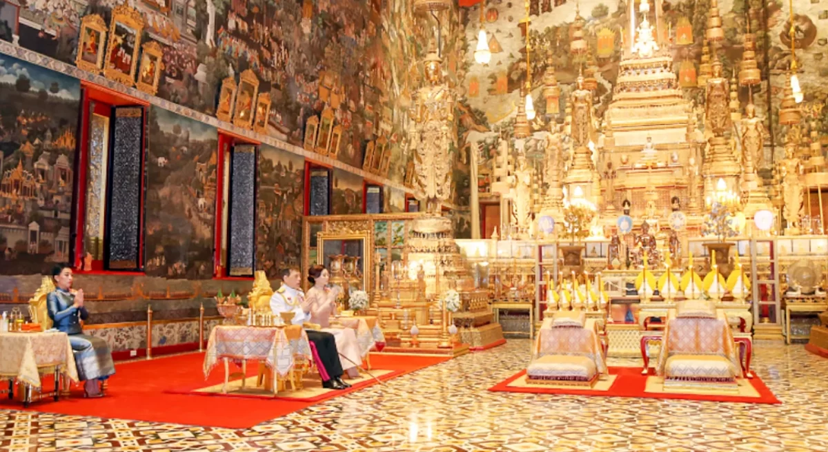 Koning en koningin van Thailand zegenden de koninklijke ploegceremonie in de tempel temidden van pracht en praal