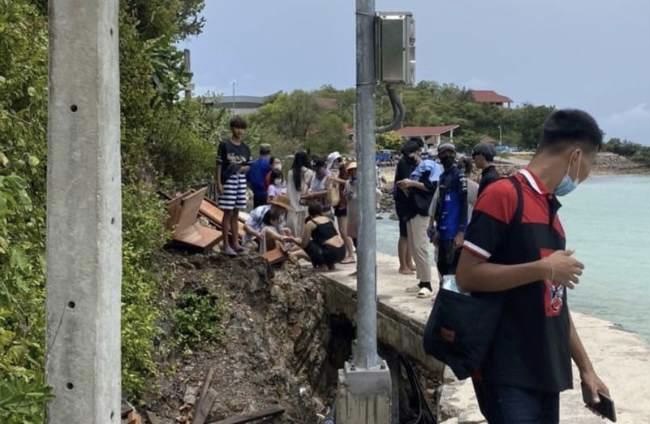 Thaise toerist valt van betonnen brug op Koh Larn, (PATTAYA) en raakt gewond