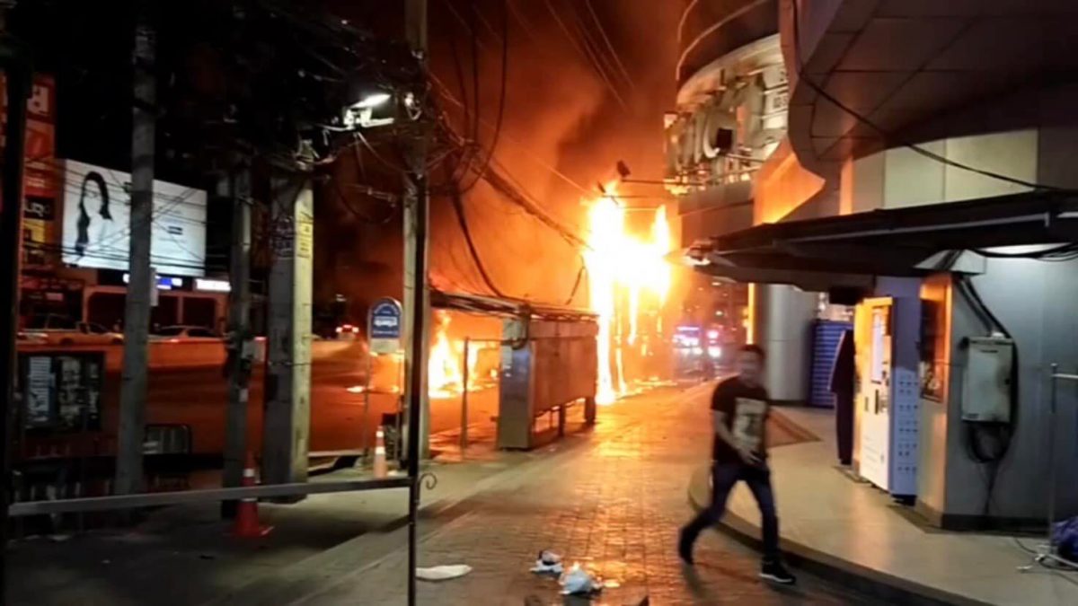 Oververhitte remmen veroorzaakten gisteravond een grote brand in een stadsbus van Bangkok