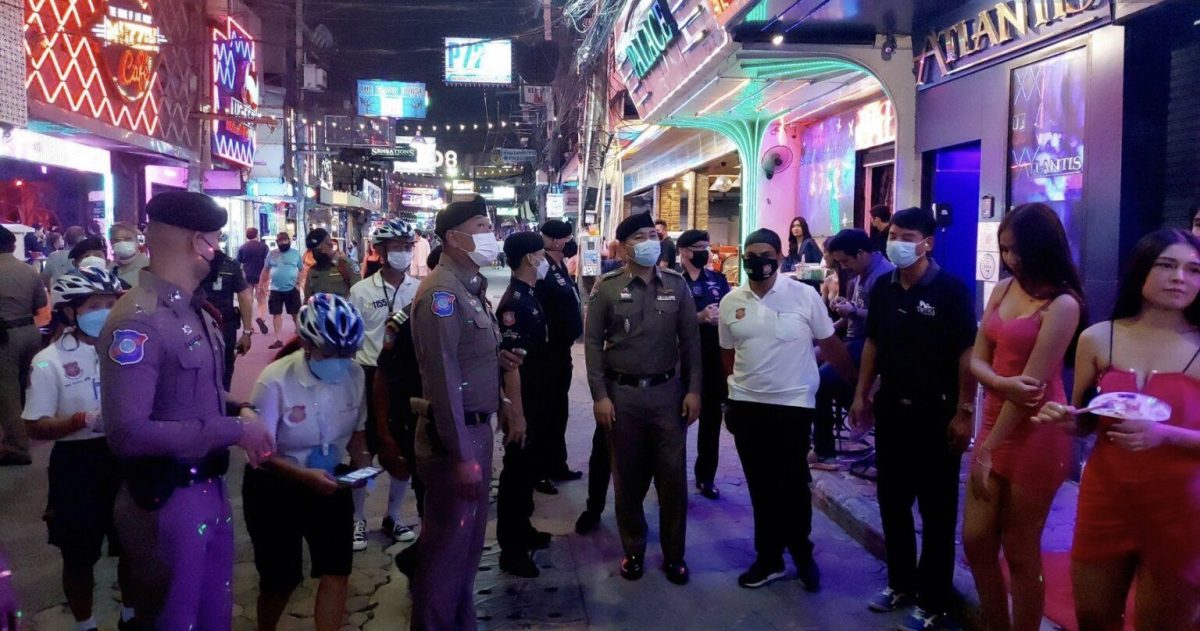 Politie Pattaya heeft weer controleposten in de Walking Street opgezet en vraagt ​​toezichthouders om uit te kijken voor ongepaste incidenten