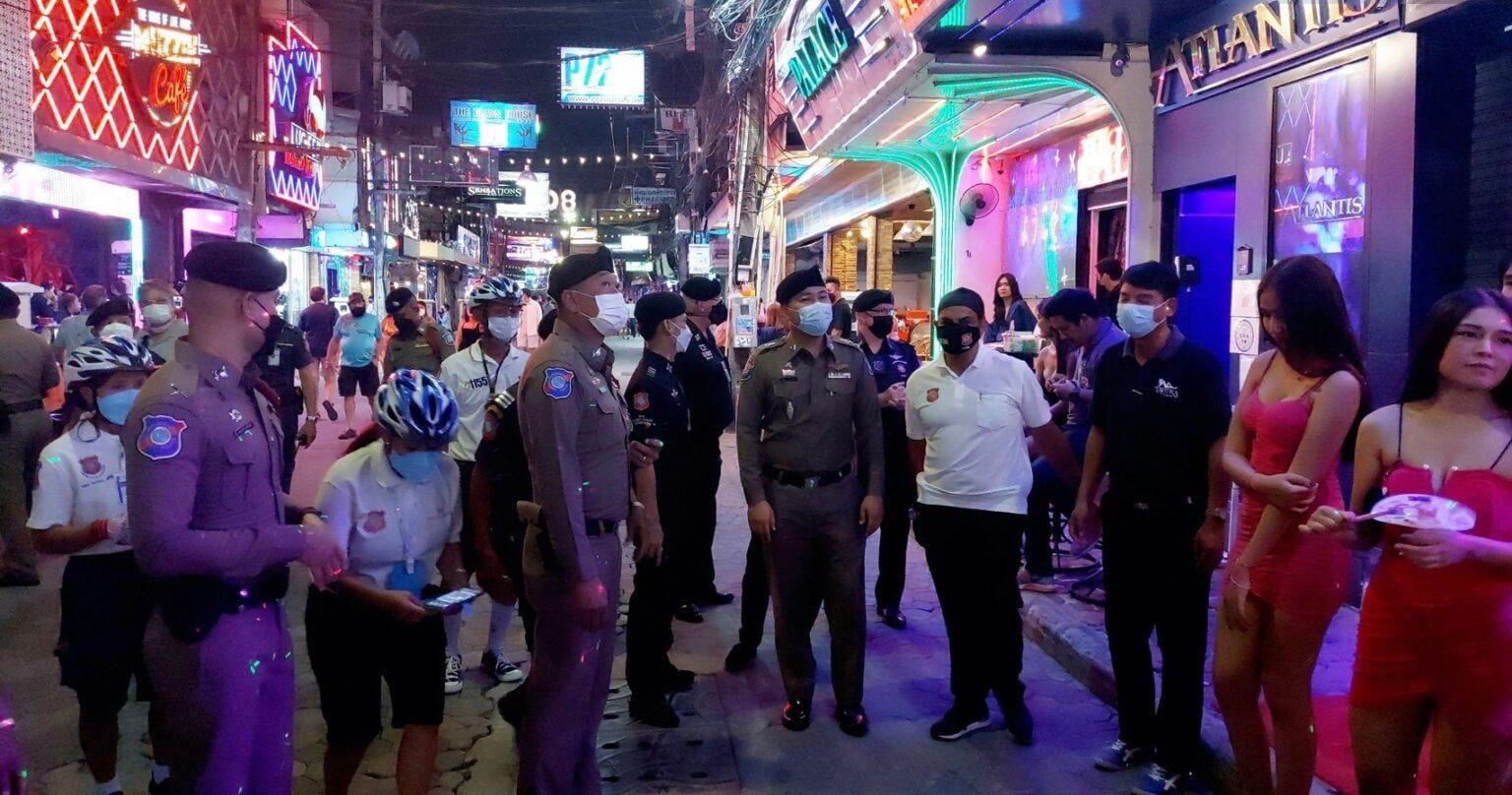 Politie Pattaya heeft weer controleposten in de Walking Street opgezet en vraagt toezichthouders om uit te kijken voor ongepaste incidenten