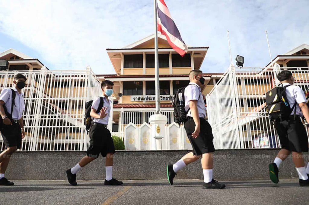De plicht tot het dragen van een mondkapje wordt ‘alleen in bepaalde gebieden’ in Thailand opgeheven
