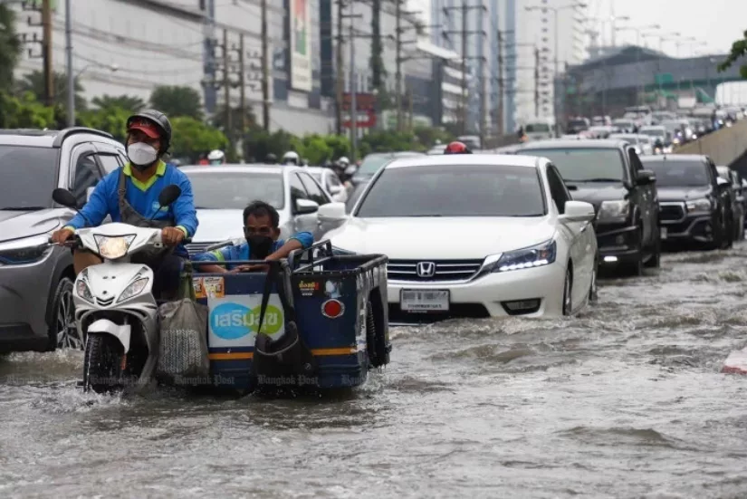 Zware regen verlamt het verkeer in Bangkok en omgeving 