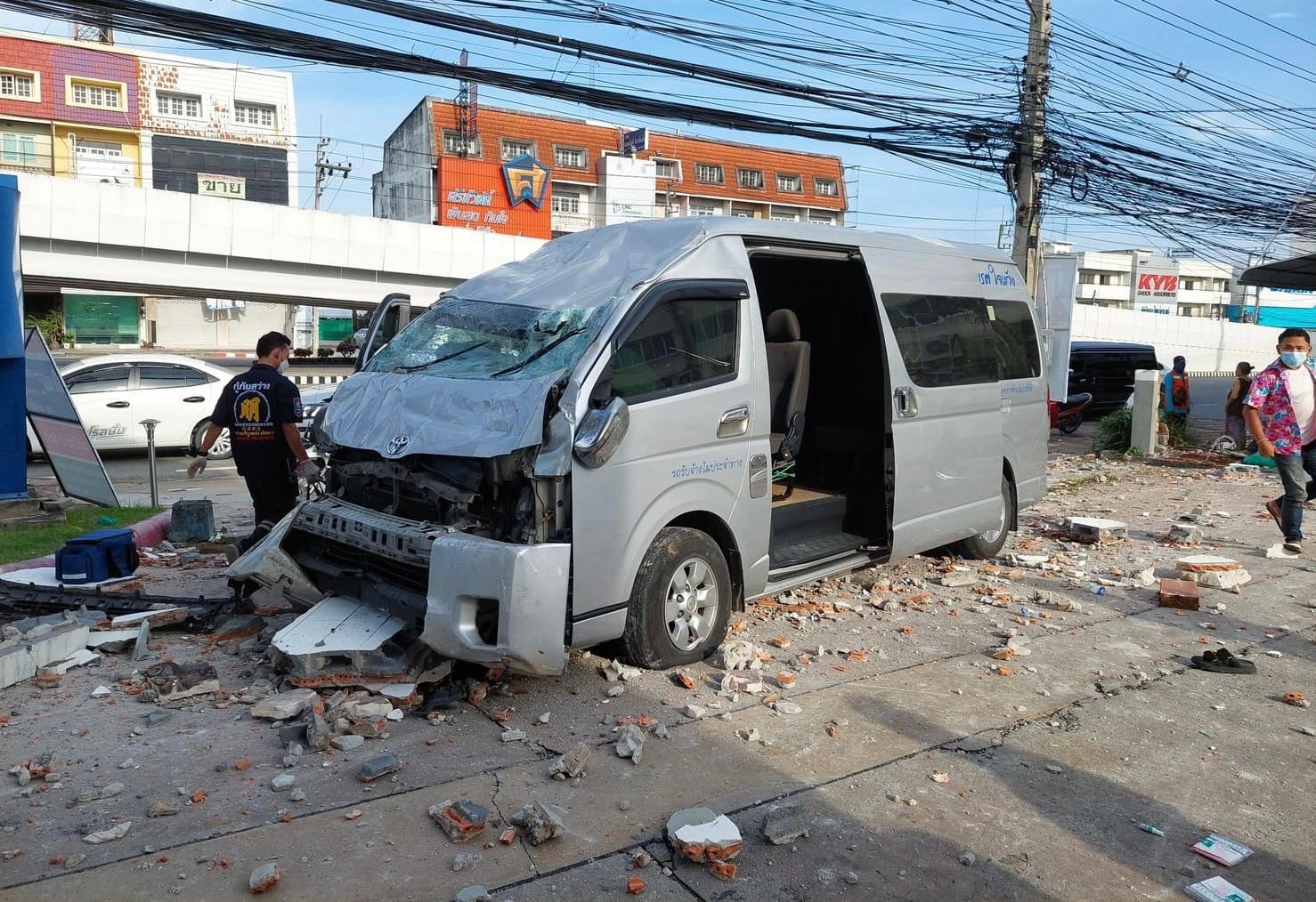 Minibusje rijdt in de omgeving van Pattaya dwars door een muur van benzinestation, met als gevolg twee gewonden