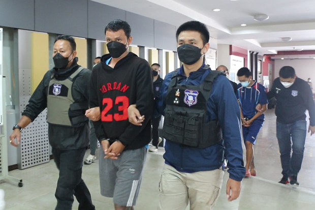 Provinciale politie van Chonburi weet twee vermeende goudrovers uit Khon Kaen in Pattaya te arresteren 