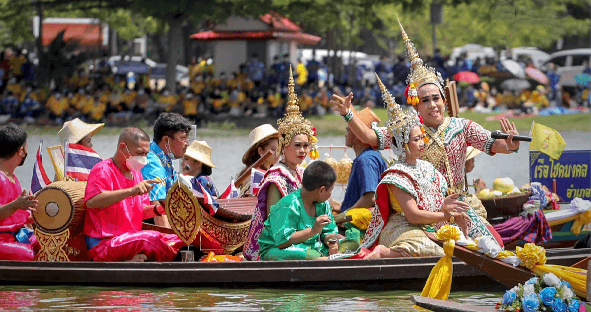 De provincie Ayutthaya in Thailand herdenkt het koninklijk bezoek van koning Rama IX na grote overstroming van 2011