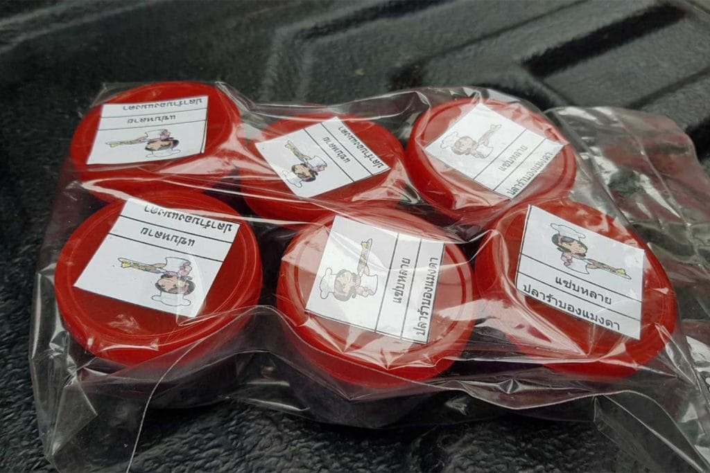 Thaise gezondheidsdienst haalt de in de horror tempel gemaakte “pla ra bong’ pasta uit de schappen in Noordoost-Thailand 