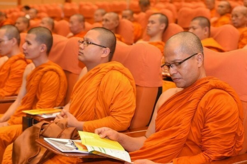 De premier van Thailand beveelt strikte discipline van boeddhistische monniken