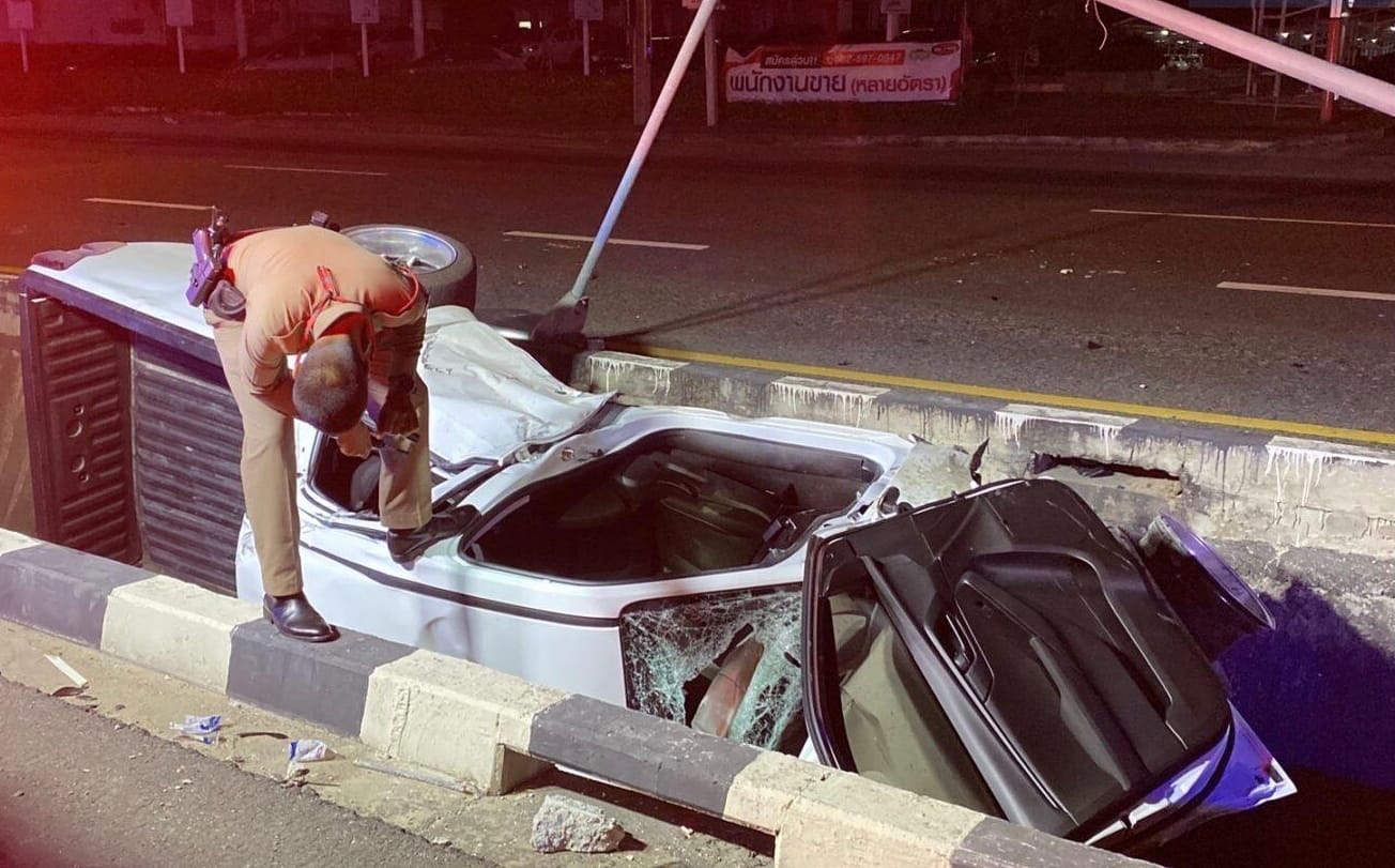 Onbekende chauffeur van een pick-up truck beland in een betonnen weggreppel en raakt daarbij ernstig gewond.