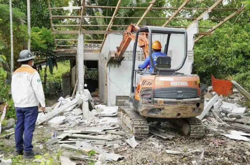 Voor de realisatie van de HSL Bangkok Rayong worden  illegale huizen in een sneltreinvaart gesloopt