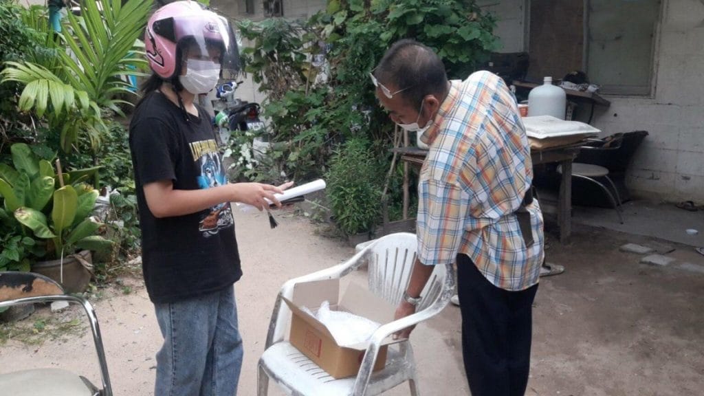 15-jarig meisje uit Pattaya bestelt online telefoon, maar krijgt in plaats daarvan een pak Omo