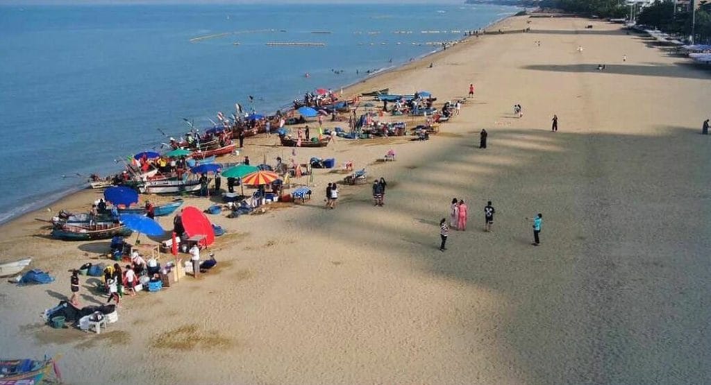 De werkzaamheden aan het strand van Jomtien Beach zijn nog niet ten einde, zo beweert de burgemeester