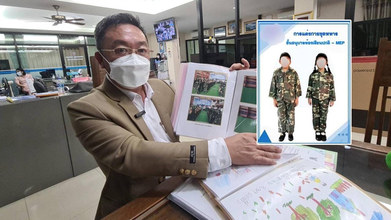 School in West Thailand hangt de militaire uniformpjes voor de kleuterschool na klachten weer in de kast