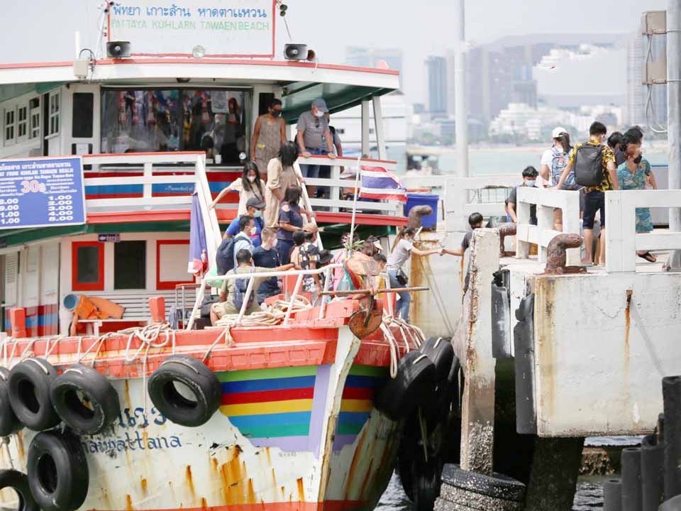 Méér dan 10.000 toeristen bezochten het eiland Koh Larn in Pattaya tijdens het afgelopen Labor Day-weekend
