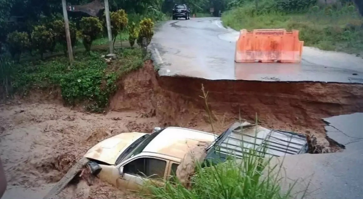 Stortregens overspoelen Zuid Thailand en veroorzaken in Noord Thailand de nodige overstromingen