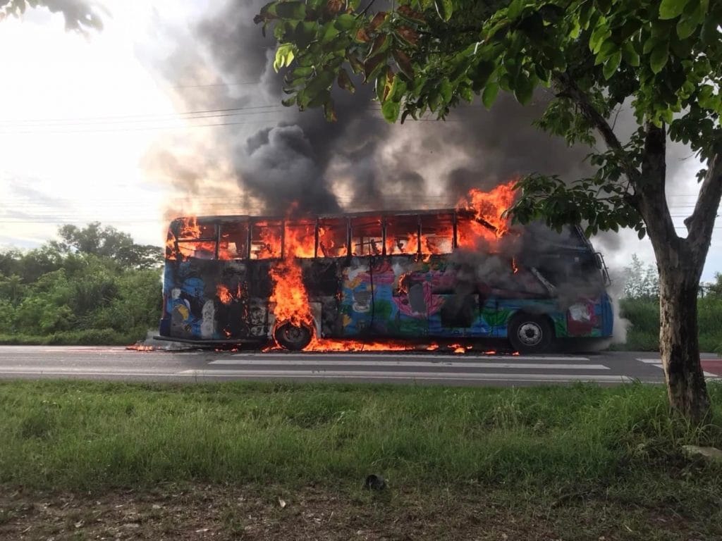 30 arbeiders weten in West-Thailand aan de dood te ontsnappen voordat hun bus spontaan in brand vliegt