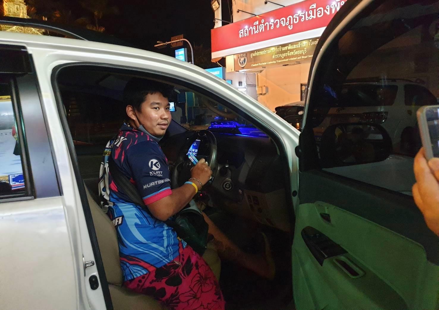 🎥  | 25-jarige chauffeur in Pattaya op de bon geslingerd voor het ongeoorloofd gebruik van zijn autosirene