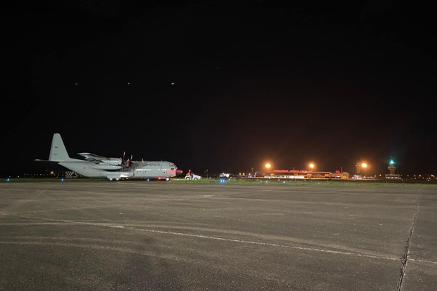 Nadat een defect militair vliegtuig van startbaan van de luchthaven Ubon Ratchathani is gehaald, kunnen de vluchten hervat worden