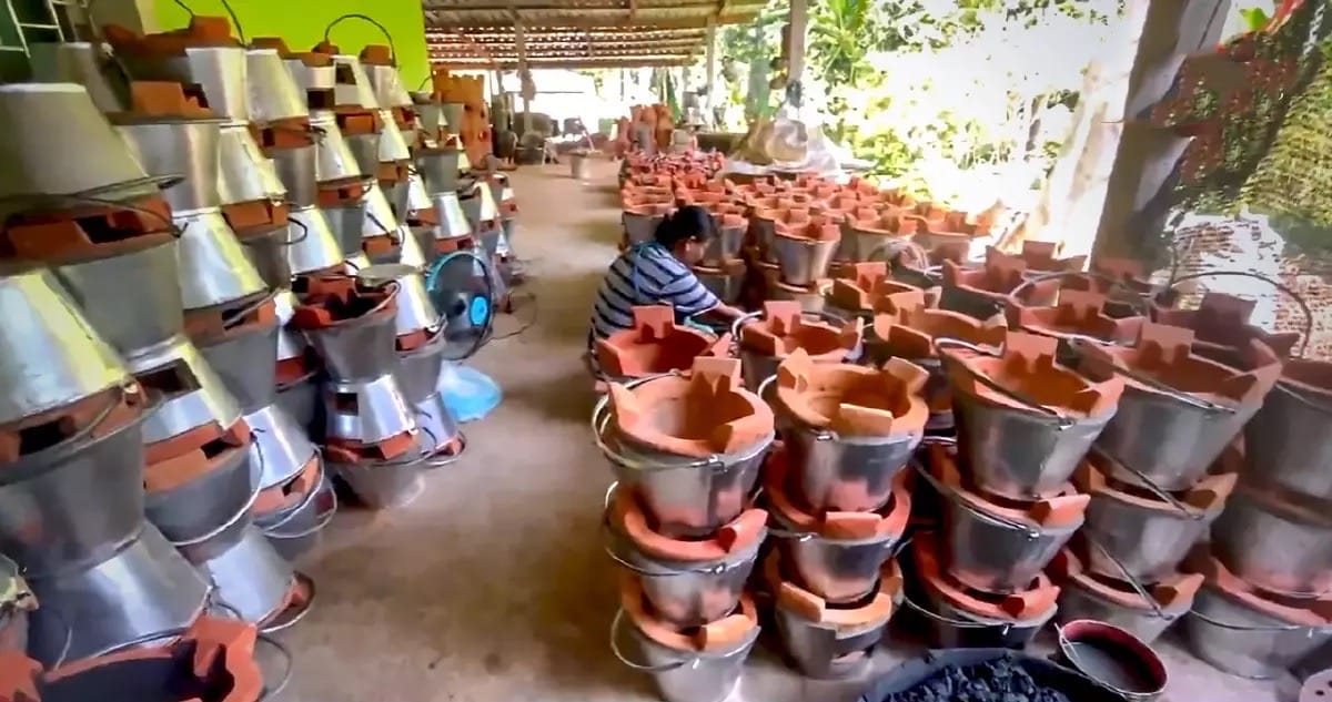 Fabriek in Trang ziet de verkoop van zijn houtskoolfornuizen stijgen naarmate de kookgasprijs toeneemt