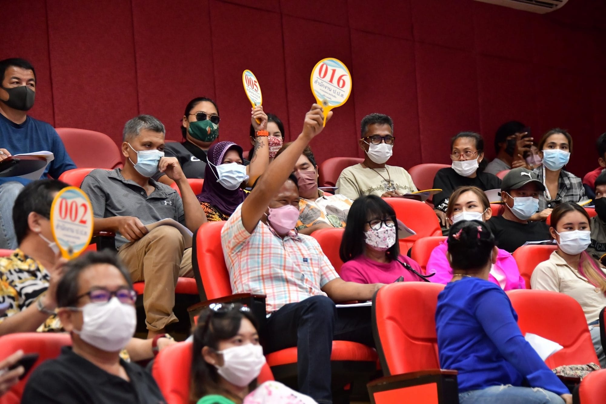 Tijdens een veiling Hua Hin werden méér dan in beslag 300 genomen vogels afgehamerd