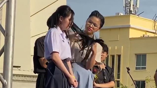 Thaise minister van Onderwijs zegt dat leraren niet het recht hebben om het haar van leerlingen te knippen