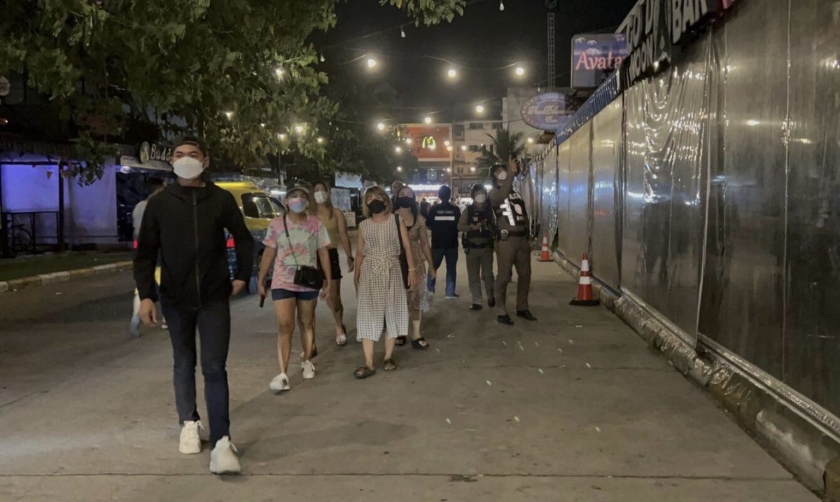 Politie Pattaya handhaaft strikt de handhaving van locaties die open zijn na de wettelijke sluitingstijden van middernacht voor het schenken van alcohol vanwege dit religieuze weekend