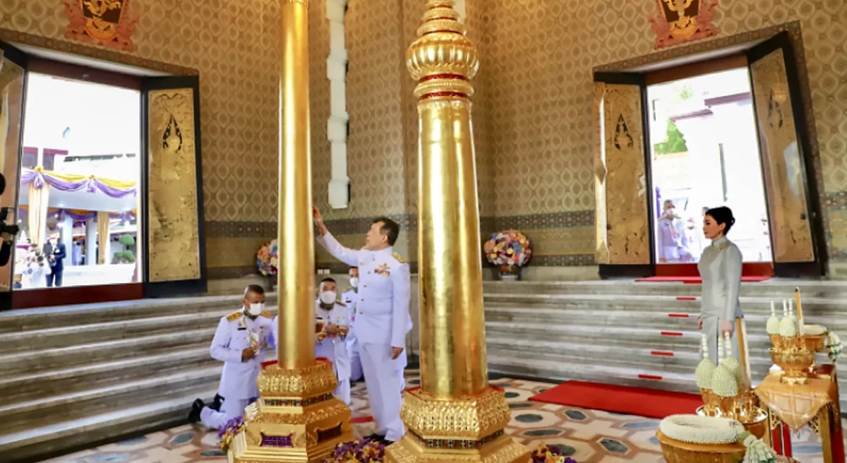 De Koning en Koningin van Thailand voerden een religieuze ceremonie uit in de Bangkok City Pillar Shrine