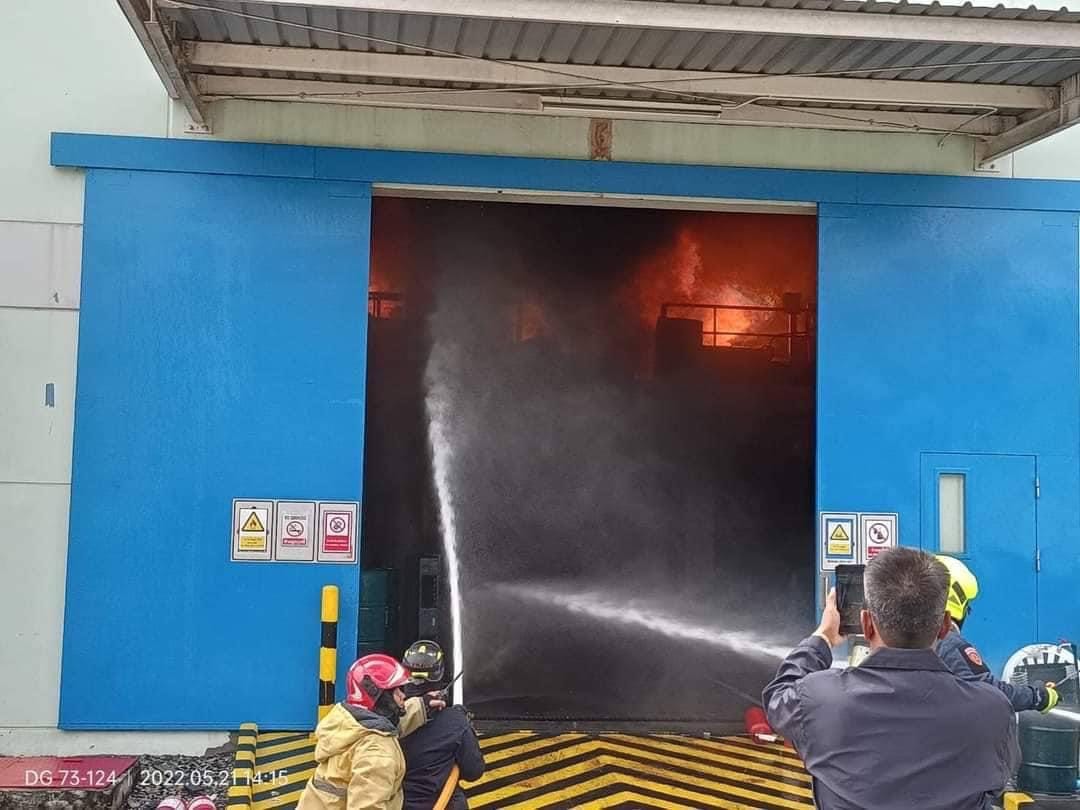 Felle brand in een verffabriek in Chonburi, Twee medewerkers lopen brandwonden op na een explosie