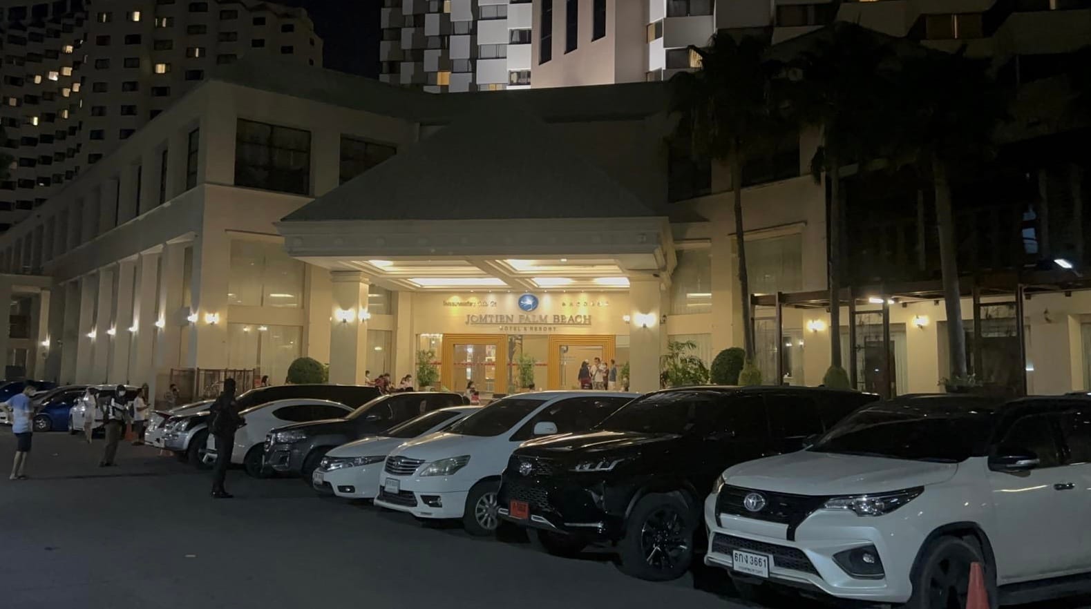 Meer dan honderd toeristen zijn gisteravond uit het hotel in Jomtien geëvacueerd na zware rookontwikkeling