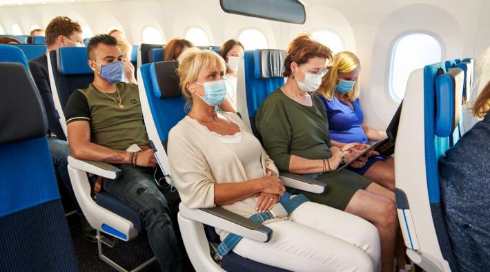 Nederlands kabinet bevestigt: mondkapjes plicht in vliegtuig en op de luchthavens verdwijnt deze maand nog!