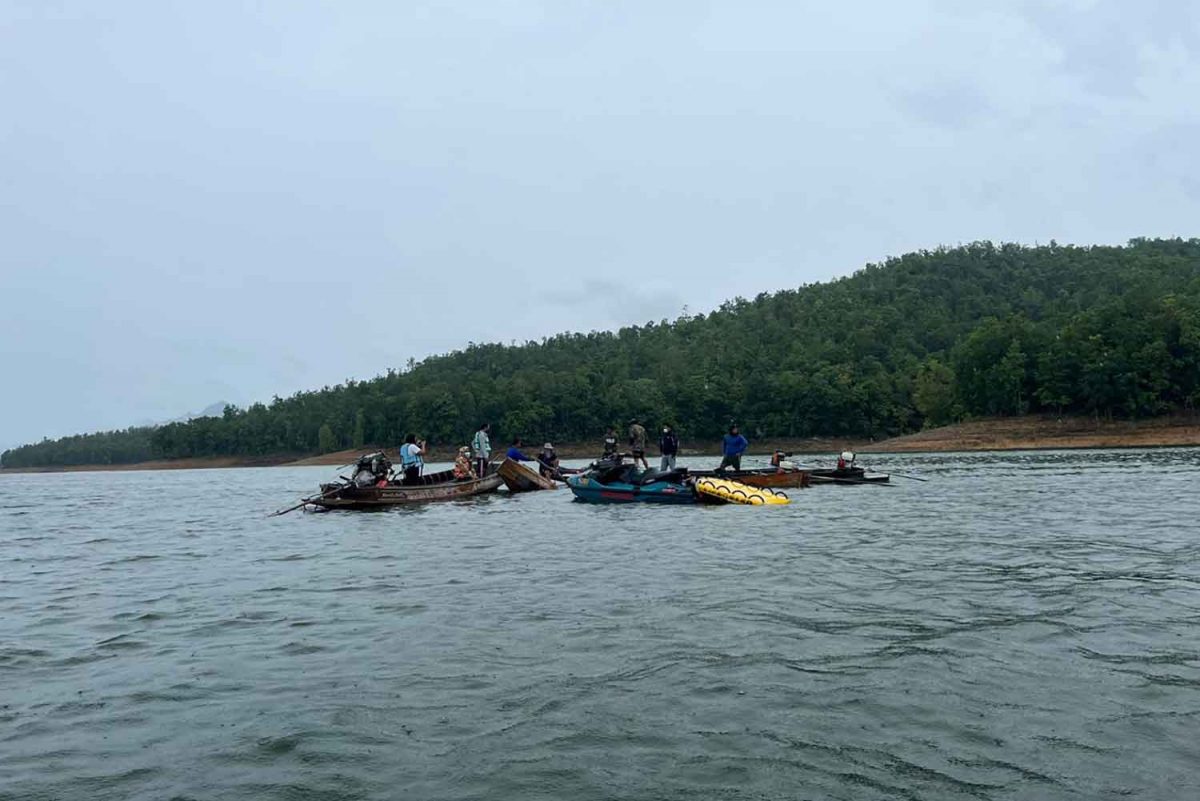 Gepensioneerde militair vermist nadat zijn boot in het stuwmeer van de Srinakarin-dam kapseisde