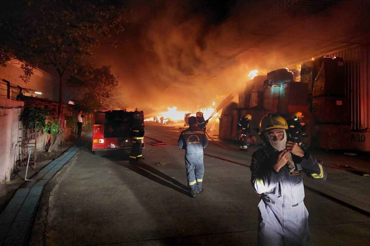 🎥 | Magazijn van elektronicafabrikant Samsung in Samut Prakan vatte gisteravond vlam