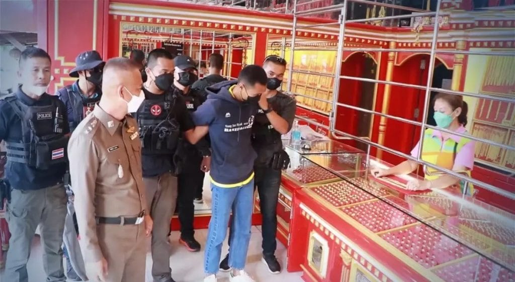 Een door schulden geteisterde soldaat in Udon Thani, berooft ten einde raad maar een goudwinkel te beroven