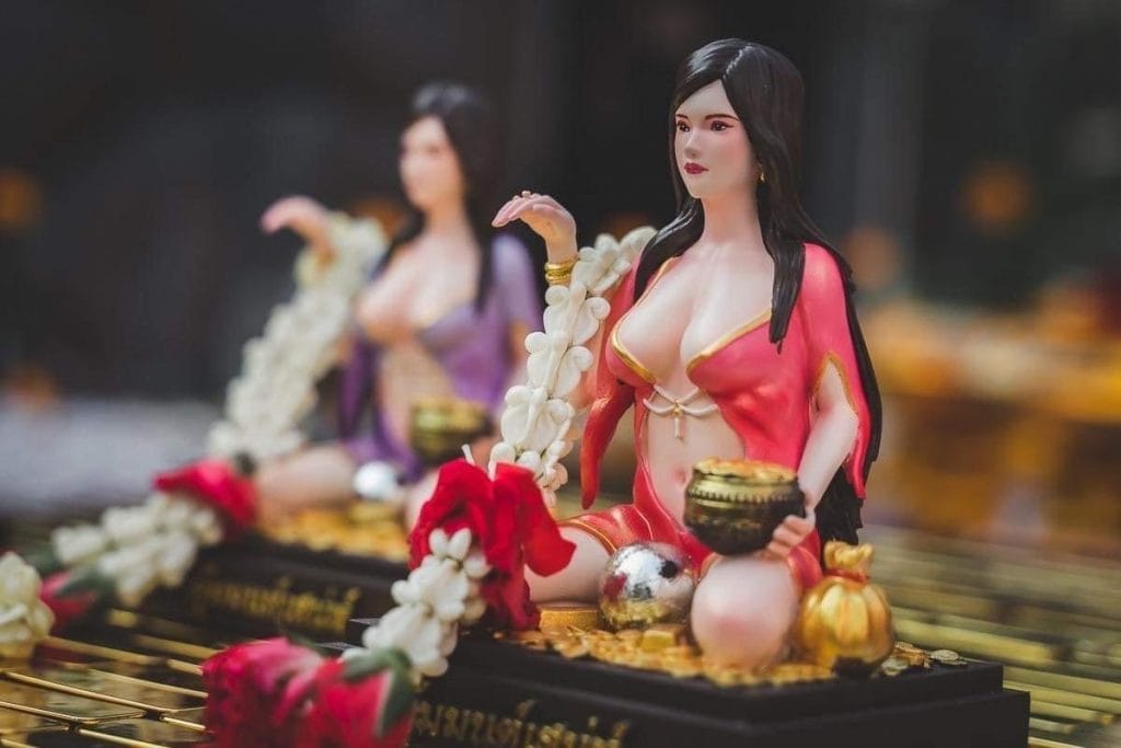 Sexy make-over van Thaise rijkdomgodin ‘Nang Kwak’ gaat viraal als heiligschennis over social media in Thailand 