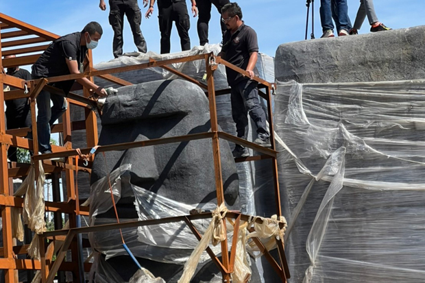 Autoriteiten van Thailand ontdekte 200 kg crystal meth in replica’s van oude Moai beelden in Sri Racha