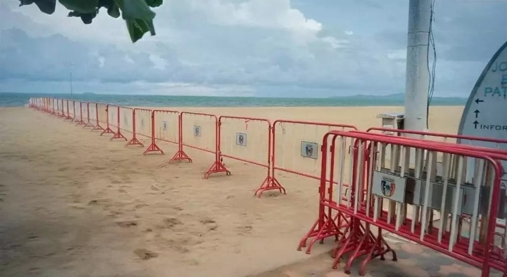 Lokale bevolking beweert dat de burgemeester van Pattaya het strand van Jomtien in tweeën  splitst om bij de illegale verkopers een slag voor te zijn 
