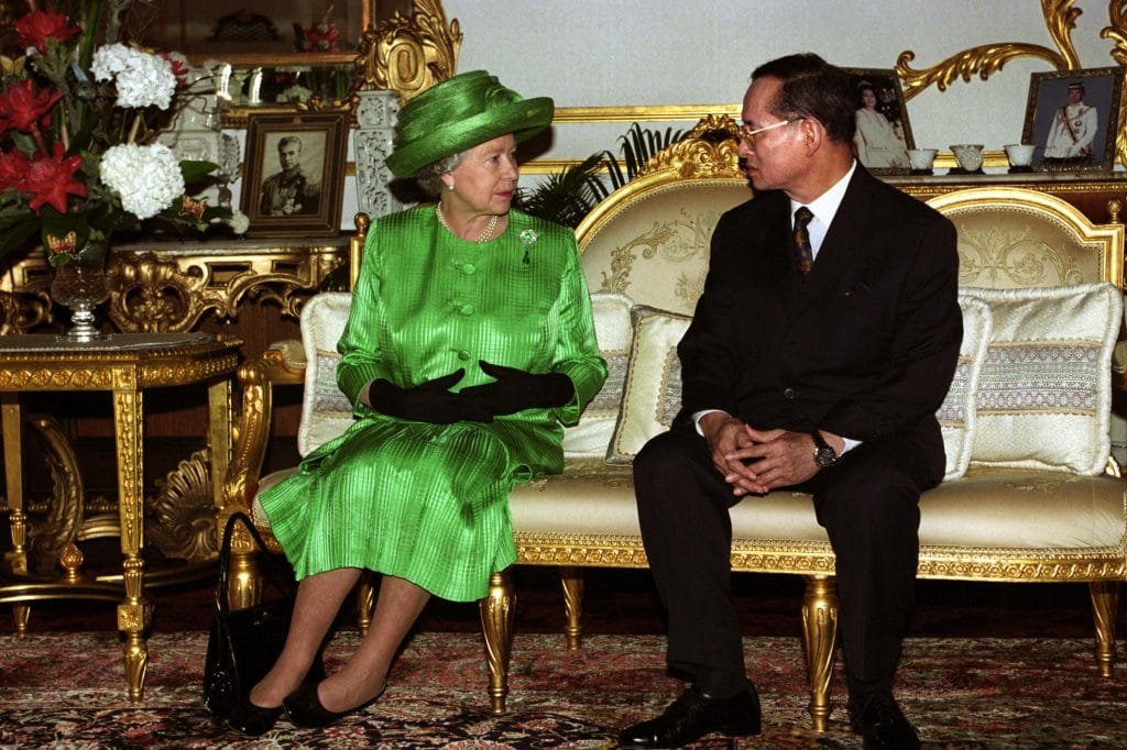Koningin Elizabeth evenaart het troon record van koning Bhumibol Adulyadej van Thailand