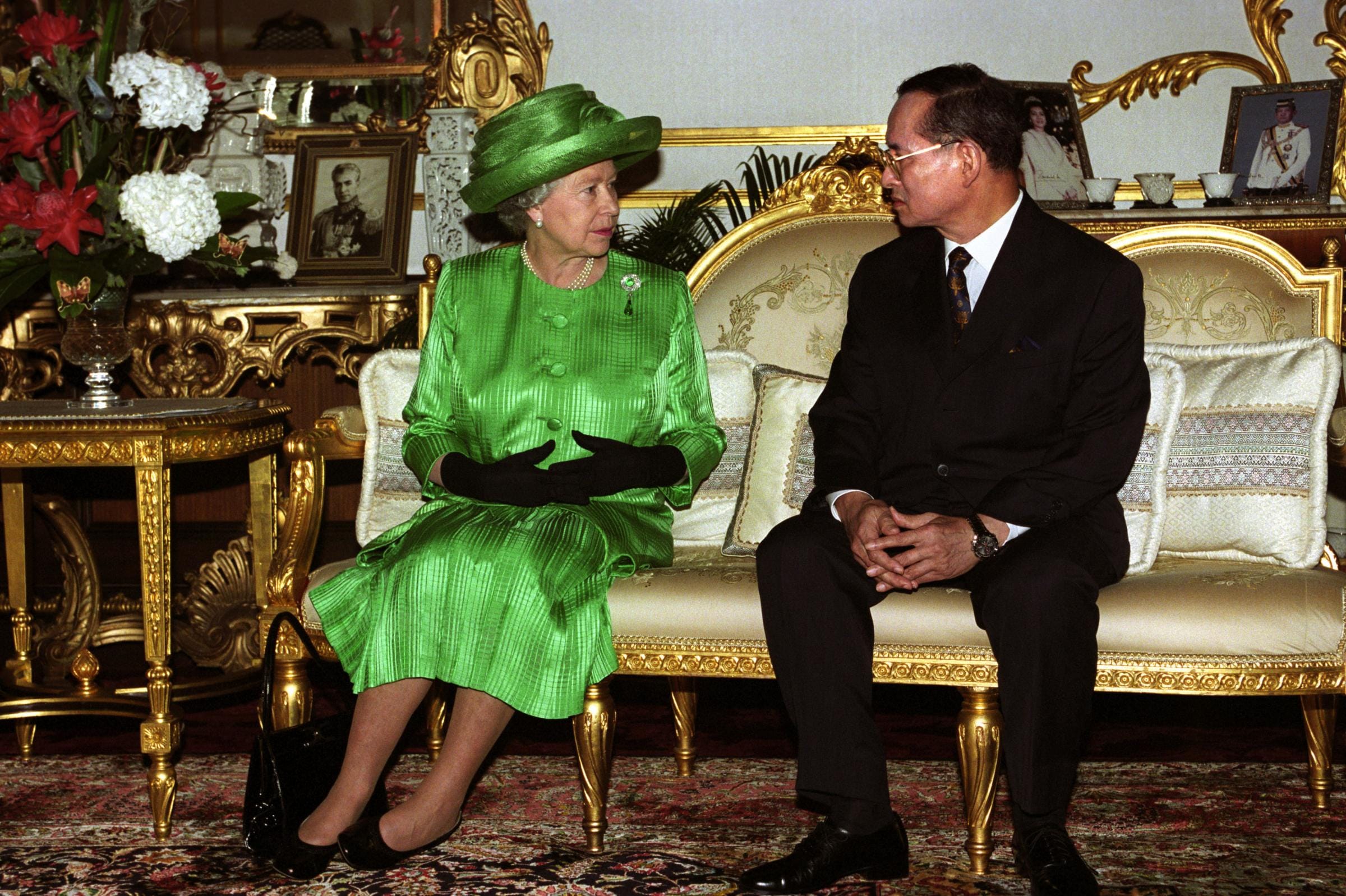 Koningin Elizabeth evenaart het troon record van koning Bhumibol Adulyadej van Thailand
