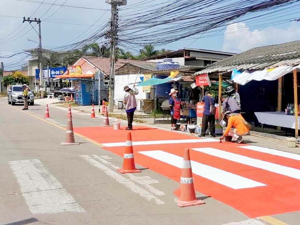 De wegen voor de scholen in Pattaya hebben nieuwe felrode en witte zebrapaden gekregen