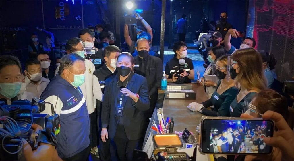 De uitgaansgelegenheden in Bangkok lagen gisteren, op eerste avond van heropening onder het vergrootglas 