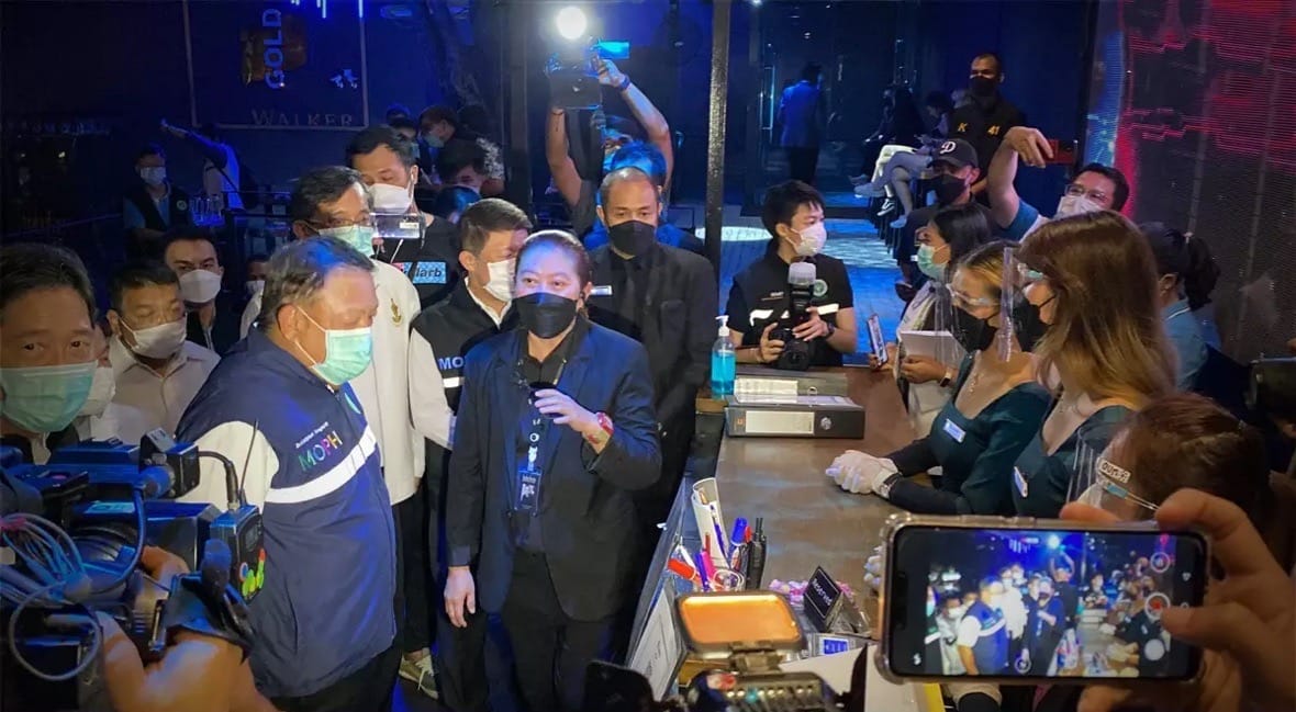 De uitgaansgelegenheden in Bangkok lagen gisteren, op eerste avond van heropening onder het vergrootglas