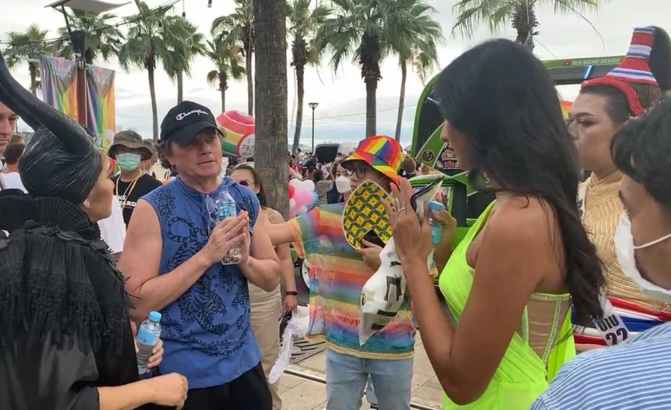 🎥 | Buitenlandse homofoob die in Pattaya één Thaise schoonheidsdeelnemer aanviel op camera vastgelegd