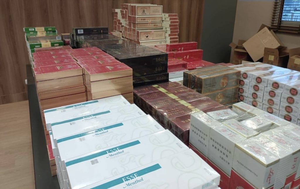 Meer dan 6,000 pakjes illegale buitenlandse sigaretten bij buitenlanders in Bangkok in beslag genomen