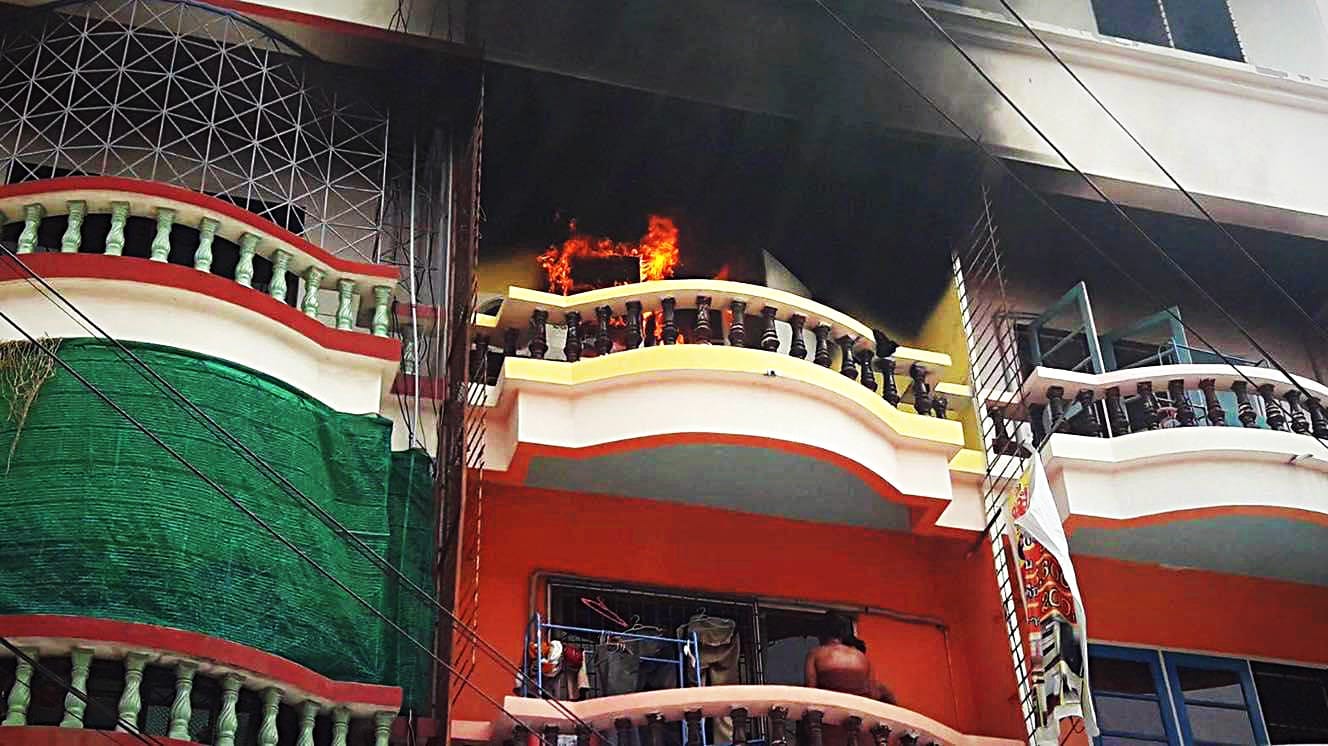 Airconditioning in Zuid-Pattaya ontploft, echtpaar weet aan de brand te ontsnappen