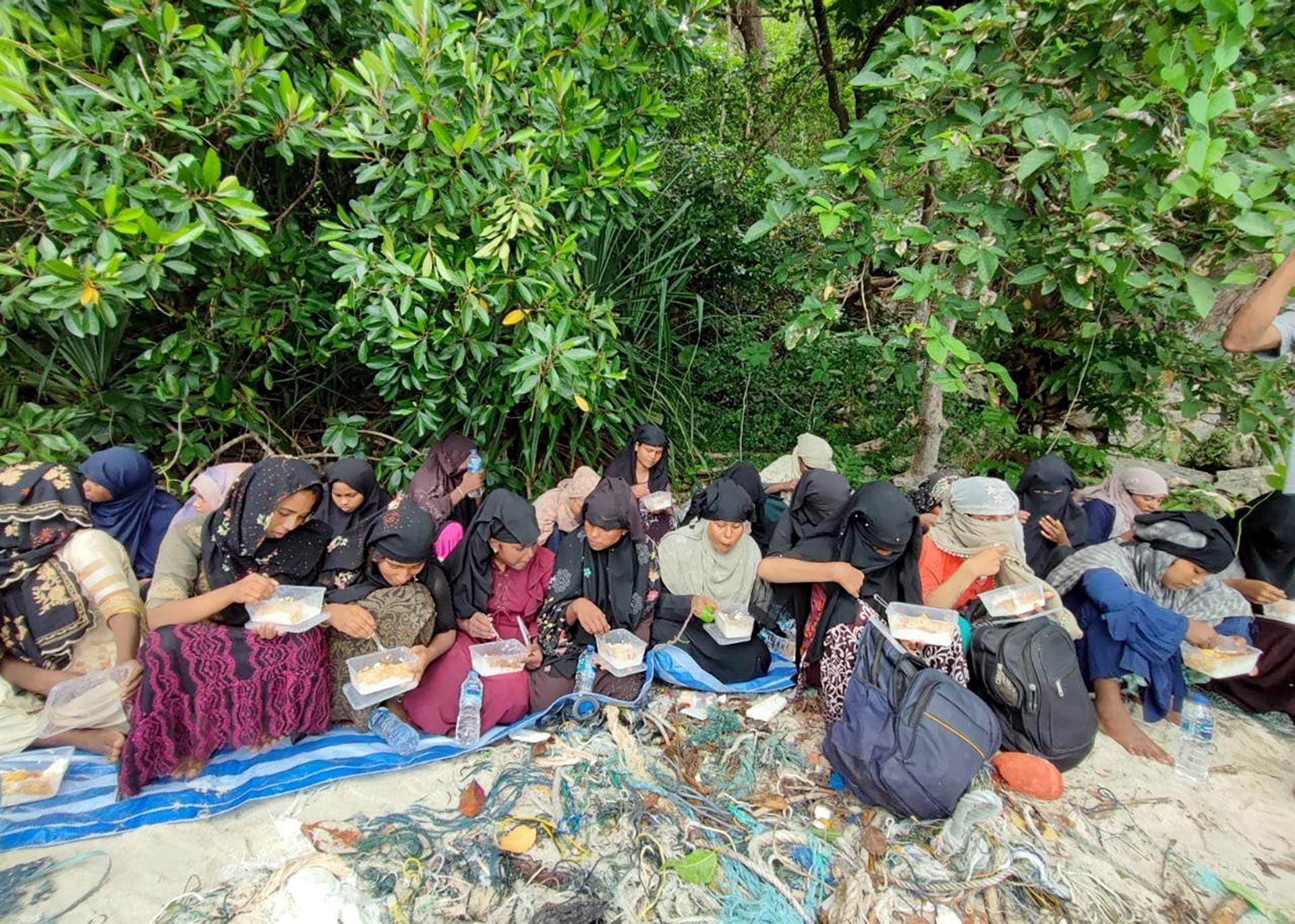 Thaise functionarissen onder de loep na 59 Rohingya gevonden op afgelegen eiland in Zuid-Thailand