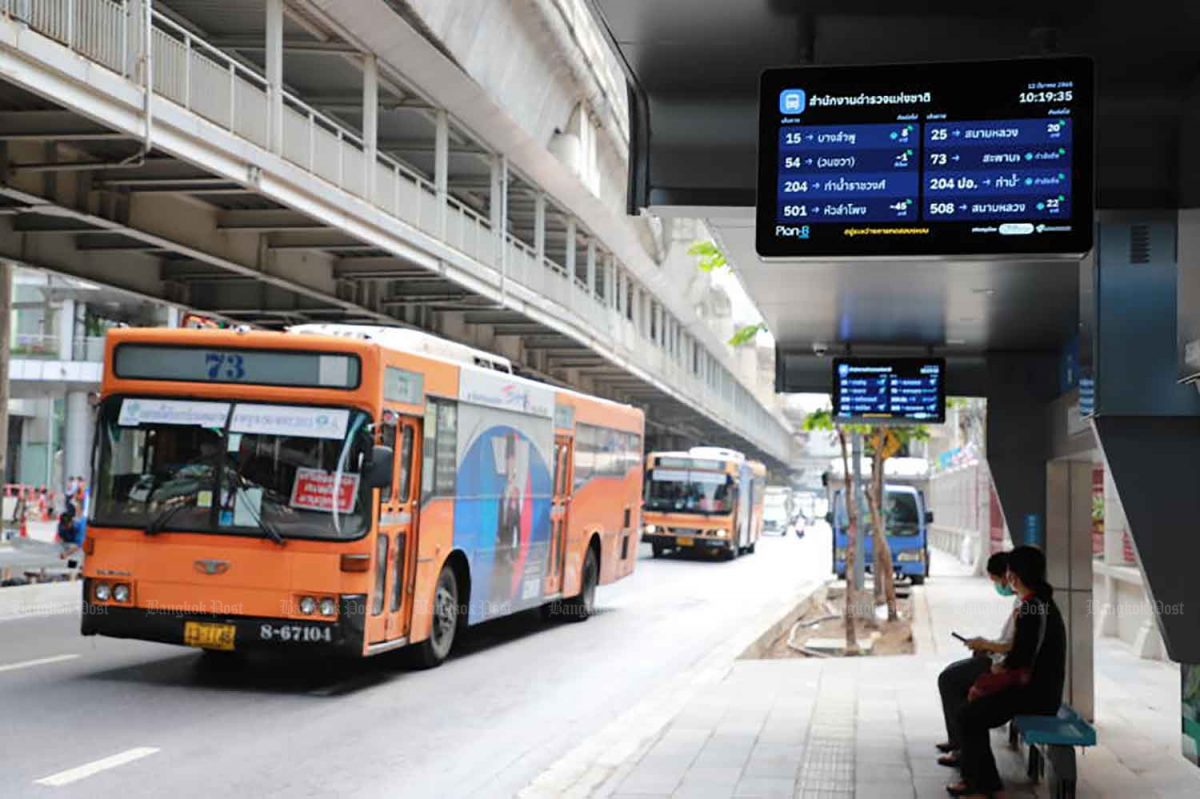 De hoofdstad van Thailand belooft het tekort aan openbare bussen op te lossen 