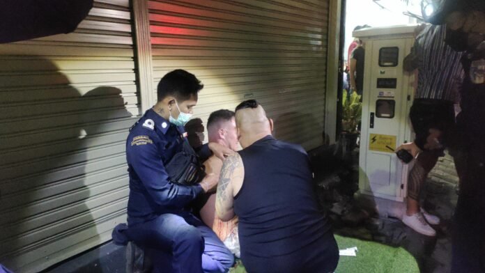 Buitenlandse man in de walking straat van Pattaya gewond geraakt bij onmin met een andere buitenlandse man